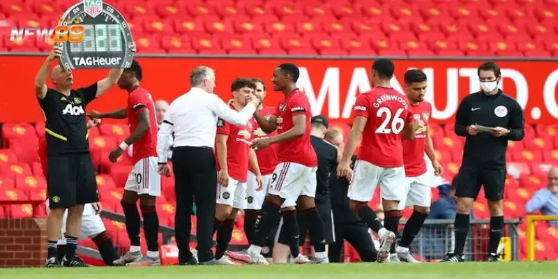 Phân tích ưu và nhược điểm của luật thay người trong bóng đá hiện nay